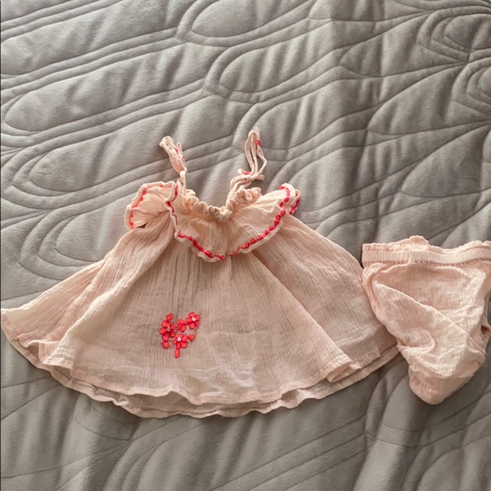 Baby girl 2 piece set. 6-12m runs small